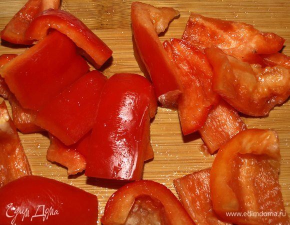 Перец очистить и крупно нарезать.