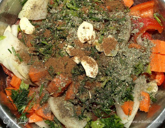 Соединить мясо, колбасу и овощи в миске. Добавить оливковое масло, соль и перец по вкусу, мускатный орех, шалфей, чеснок, мелко рубленную зелень и все хорошо перемешать.