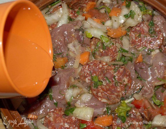 Добавляем воду. Закрываем крышкой или фольгой. И отравляем телятину в заранее разогретую до 180°С духовку на 1 час или 1,5 часа. Зависит какой результат вы ожидаете от овощей. 