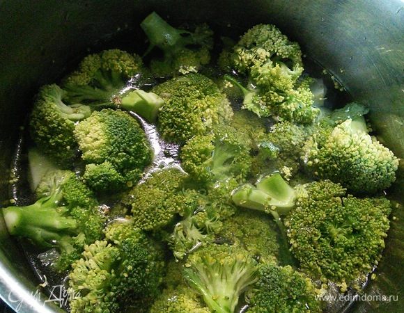 Семечки и орешки обжарить на сухой сковороде. Брокколи разобрать на соцветия, отварить в подсоленной воде 3–5 минут, откинуть на дуршлаг и обдать ледяной водой. Дать стечь воде.  Лук нарезать перьями и обдать кипятком, чтобы ушла горечь. 