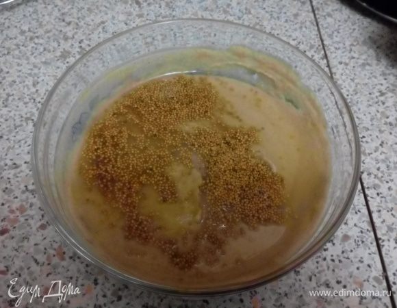 Добавить соль, сахар, растительное масло, уксус, горчичное семя. Перемешать до однородной массы.