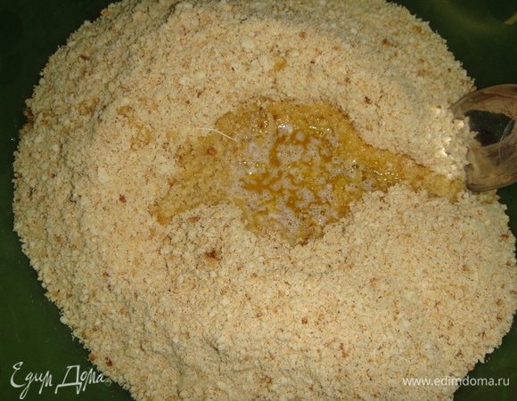 Влить растопленное сливочное масло и тщательно перемешать.