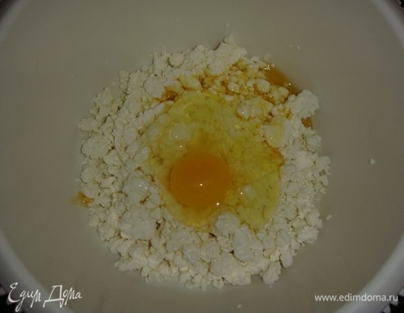 В творог выложить 1 яйцо и 1 желток. 