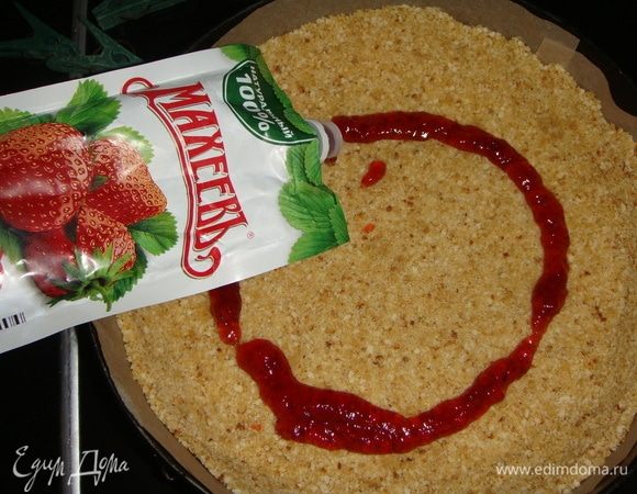 На основу из печенья выкладываем клубничный джем ТМ «МахеевЪ».