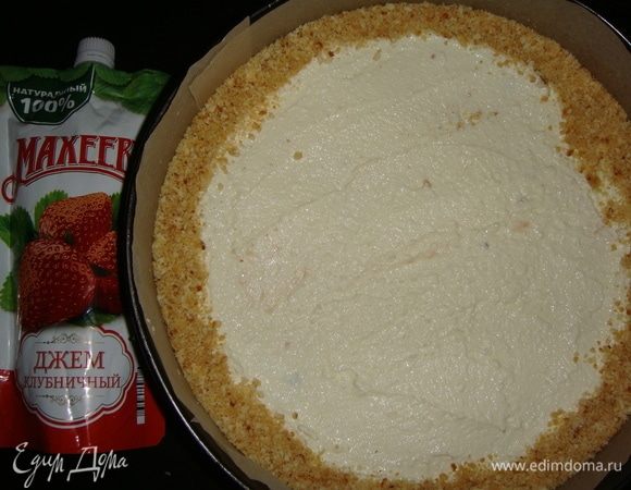 Выкладываем сверху творог и отправляем в разогретую до 200°С духовку на 10 минут.