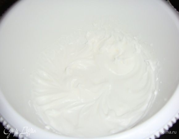 1 белок взбить до увеличения в объеме в 5 раз, всыпать частями сахарную пудру и взбивать до устойчивых пиков. 