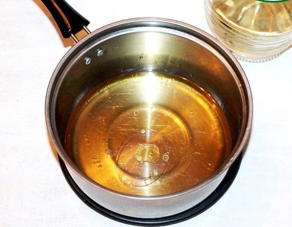 Приготовим тесто для пирожков. Смешиваем растопленное сливочное масло с салом. 
Вместо сала у меня 40 г бекона в/к, порезанный пластинами. Бекон обжарила на сливочном масле, т. е. вытопила жир, 20 граммов. Оставшейся обжаренный бекон, я мелко порезала и добавила в мясной фарш.
К маслянистой смеси добавляем вино, воду и соль, доводим до кипения, но не кипятим.