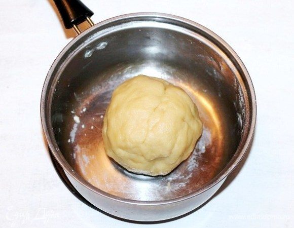 Снимаем жидкую смесь с огня и добавляем небольшими частями просеянную муку. Муки может уйти больше или меньше, но тесто должно быть мягким, гладким и не липнущим к рукам. Заворачиваем тесто в пищевую пленку и отправляем в холодильник на 30-60 минут.