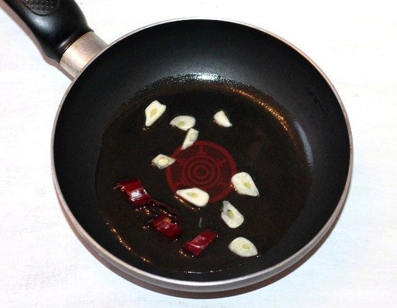 На оливковом масле обжариваем чеснок и острый перец до появления аромата. Затем масло оставляем, чеснок и перец удаляем. На чесночном масле обжариваем лук до прозрачности.