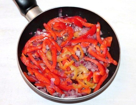 Добавляем очищенный от семян и порезанный соломкой сладкий перец.
