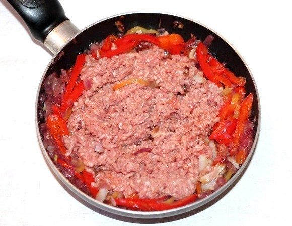 Через 2-3 минуты кладем мясной фарш.
