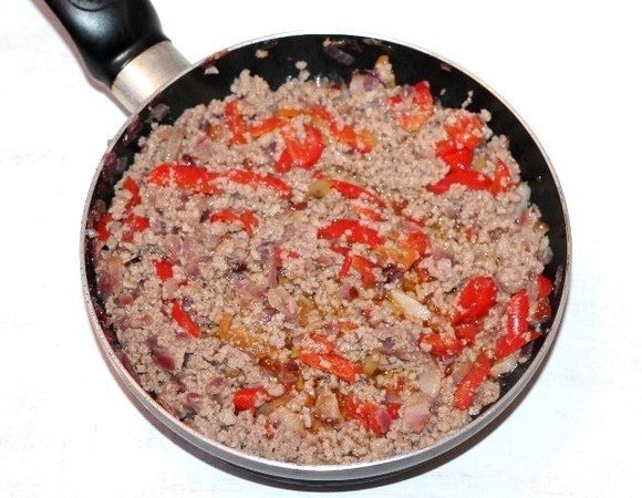 Жарим, пока мясо не дойдет до консистенции крошки, как на фото.
