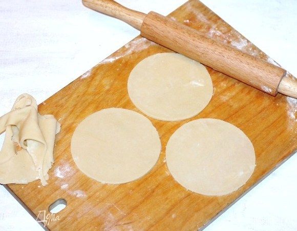 Приготовим пирожки. Раскатываем тонко тесто на припыленной мукой поверхности, вырезаем круги Ф=10 см. У меня получилось 9 штук.
