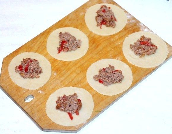 Раскладываем на кружочки начинку.
