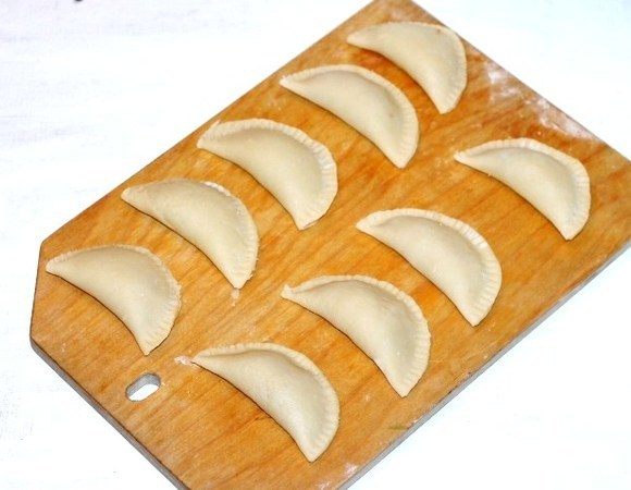 Складываем кружок пополам, защепив при помощи вилки край.
