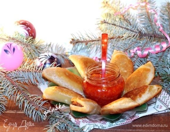 Выкладываем пирожки на бумажное полотенце, чтобы избавится от лишнего масла.
