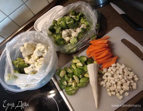 Самое долгое — это разобрать капусту на аккуратные красивые соцветия (как у меня на фото), все что уже мелкое я отложила на суп. Брюссельскую разрезала на 4 части или пополам — зависит от размера качанчика, пастернак кубиками, а морковь брусочками.