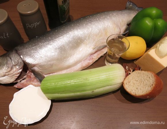 Подготовим продукты. Рыба — голец, вес 1200 г с головой, хвостом и жабрами, внутренности выпотрошены.
