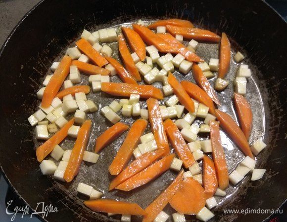 На сковороду, на сильный огонь, на растительное масло сначала выкладываем морковь и активно помешивая (огонь-то сильный) жарим минуты 3, затем добавляем пастернак и еще минуты 2. Огонь не убавляем и активно мешаем.