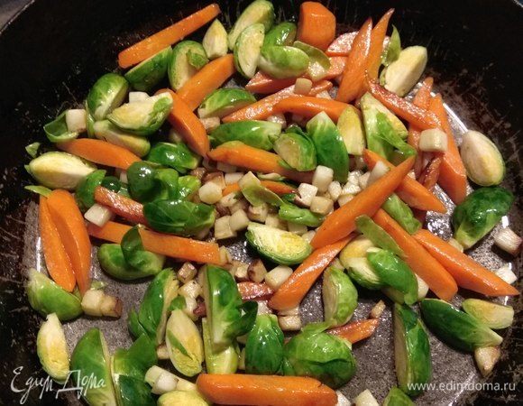 Следующая в очереди брюссельская капуста минуты на 2, максимум 3 на все тот же сильный огонь.