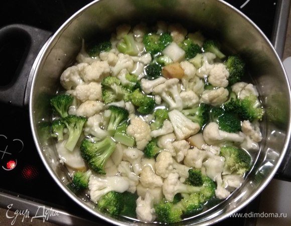 Разбираем цветную капусту и брокколи на соцветия как попало, пастернак и сельдерей нарезаем не крупными кубиками, все это заливаем литром воды и варим минут 15.