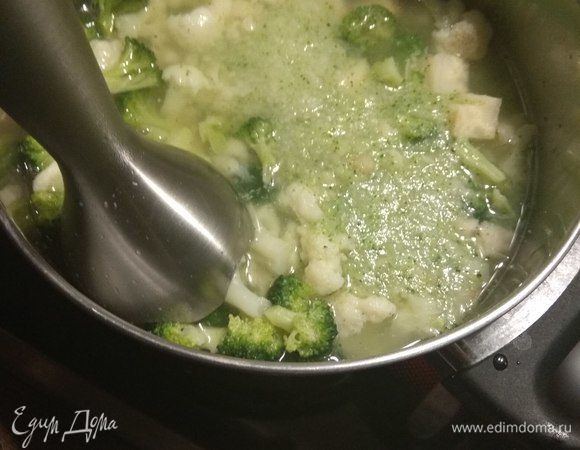 Убавляем огонь на минимум и пюрируем наш суп в однородную массу.