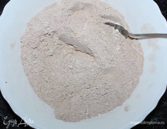 Каждый корж нужно печь отдельно. Для одного коржа необходимо смешать: муку (300 г), какао (5 ст. л.), сахар (250 г), разрыхлитель (10 г) и ванилин (5 г). 
