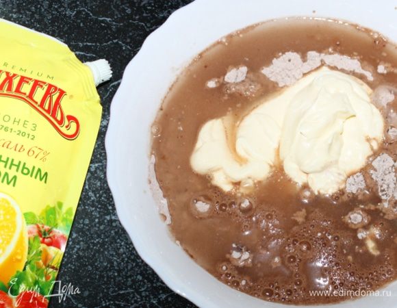 Далее добавьте воду (250 мл) и майонез с лимонным соком ТМ «МахеевЪ» (200 г). 