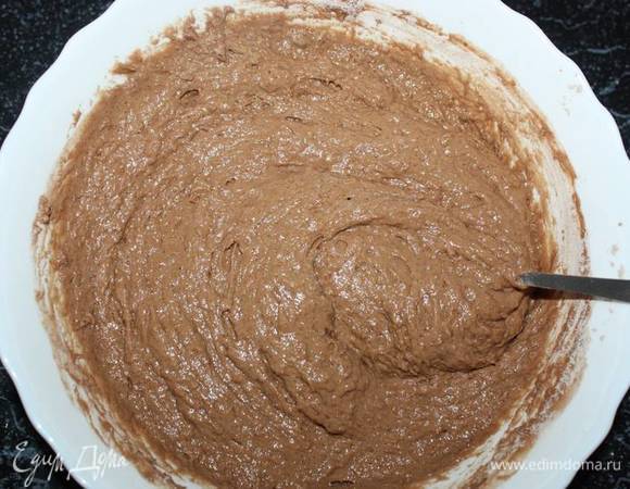 Все тщательно перемешайте до получения однородной массы. Выкладывайте тесно в разъемную форму, смазанную маслом и посыпанную манной крупой. Выпекать примерно 30 минут в духовке, нагретой до 180°С. 