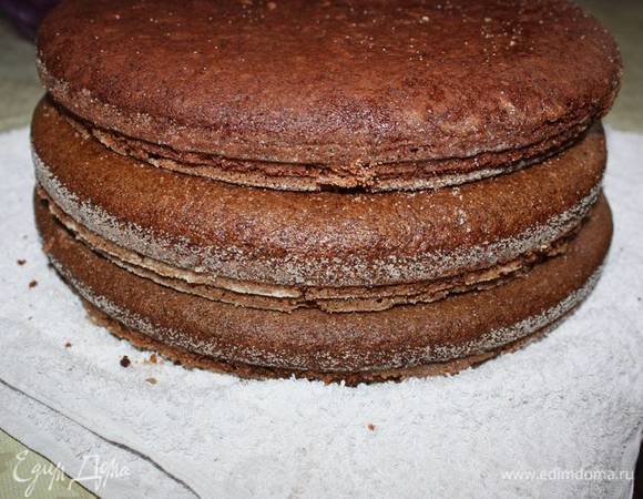 Так нужно испечь три коржа. Вынимайте из формы после остывания.