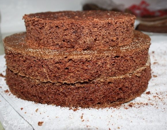 Коржи нужно обрезать (в зависимости от  желаемой формы).