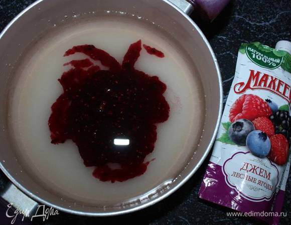Далее приготовим крем. В кастрюлю нальем воду (холодную), добавим сахар и джем лесные ягоды ТМ «МахеевЪ».