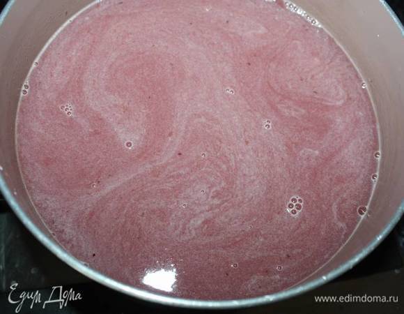Варим на среднем огне, периодически помешивая. 