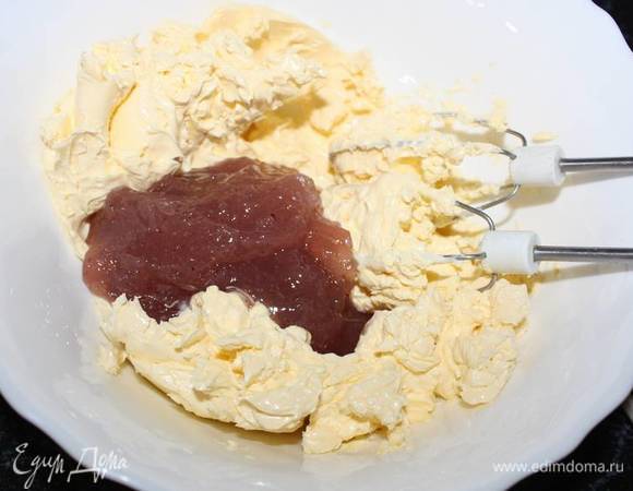 Затем вбить (небольшими порциями) в размягченное сливочное масло.