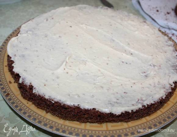 Каждый корж нужно разрезать вдоль пополам и промазать кремом. 