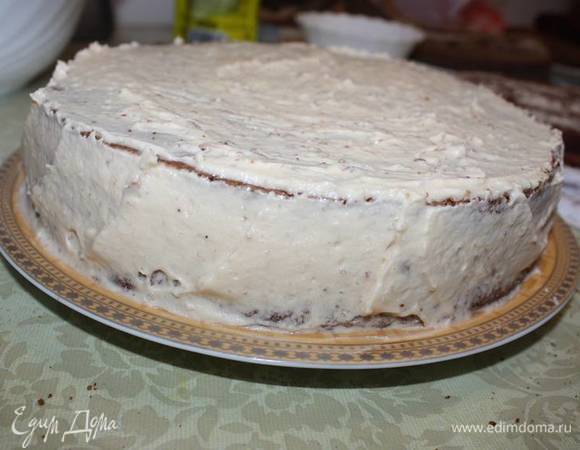 Кремом смазываем все коржи, распределяем по поверхности и промазываем бока торта. 