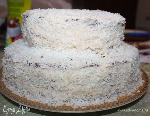 Торт посыпать кокосовой стружкой.