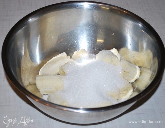 Бананы с сахаром размять вилкой.