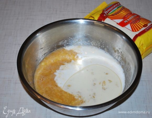Добавить молоко, соль и растительное масло, все перемешать.