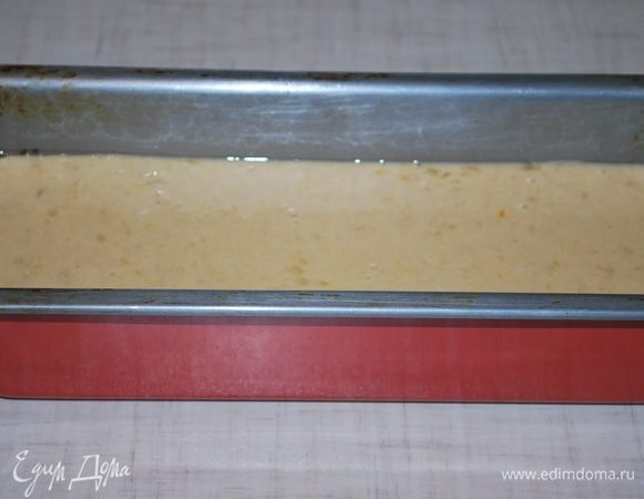 Тесто выливаем в смазанную форму и выпекаем при 170°С примерно 45 минут. 