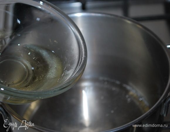 Приготовим сироп. В воду добавляем сахар и доводим до кипения, кипятим несколько минут и добавляем ром или другой ароматный напиток. Доводим до кипения, сироп готов.