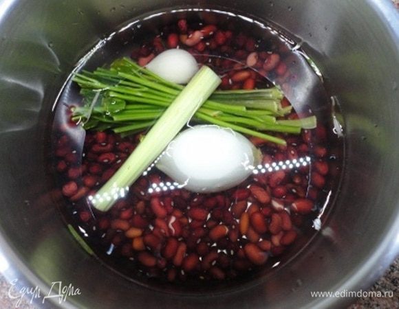 Фасоль ТМ «Националь» замочить не менее, чем на 8 часов. Перед варкой к фасоли добавить 1 небольшую луковицу, зубчик чеснока, половину стебля сельдерея и петрушку. Можно с листьями, но я в таких случаях использую только ножки стебельков. Варим до готовности, минут 40-50.