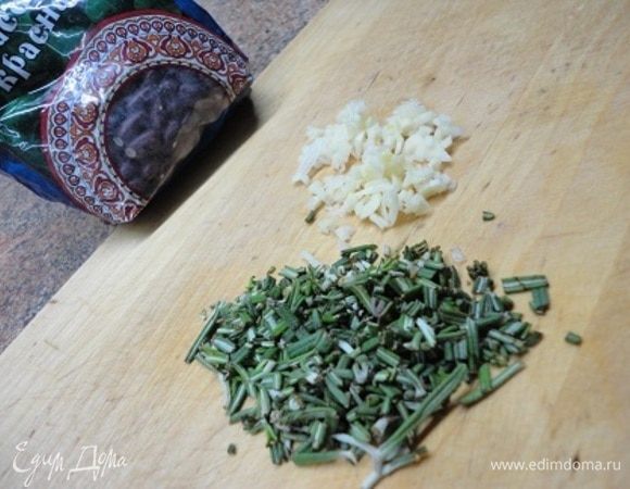 Для соуса чеснок и большую часть листьев розмарина мелко рубим.