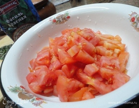 Помидоры очищаем от кожицы с помощью кипятка и нарезаем кусочками.