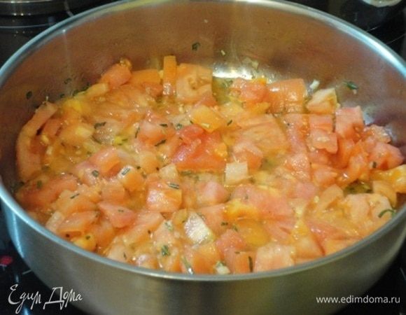 В глубокой сковороде разогреваем оливковое масло и выкладываем чеснок и розмарин, перемешиваем. Не более чем через полминуты добавляем томаты. Если используете консервированные, то достаточно прогреть. Если же у вас свежие помидоры, то надо потушить 2-3 минуты. Посолить, поперчить по вкусу.