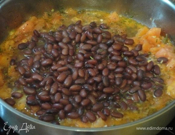 В сковороду с соусом выложить готовую горячую фасоль и потомить на медленном огне несколько минут, помешивая.