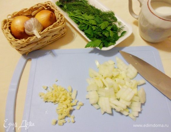 Репчатый лук и чеснок очистить и измельчить.