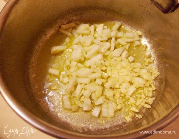 В сотейнике растопить сливочное масло, добавить измельченные лук и чеснок. Перемешать, тушить около трех минут.