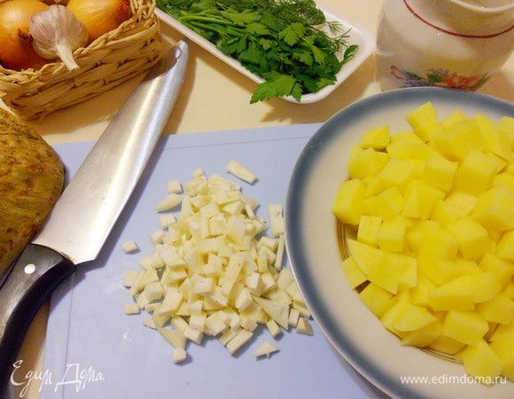 Картофель почистить и нарезать кубиками со стороной 2-2,5 см. Корень сельдерея измельчить.