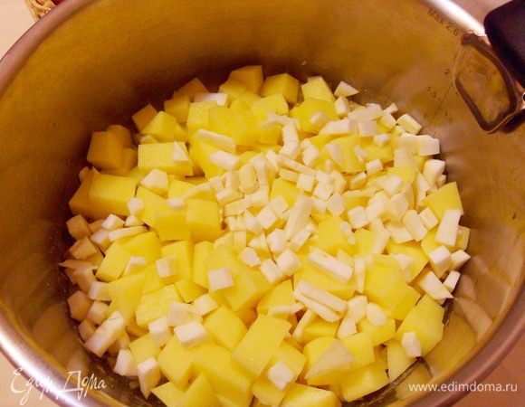 Картофель и сельдерей добавить в сотейник.